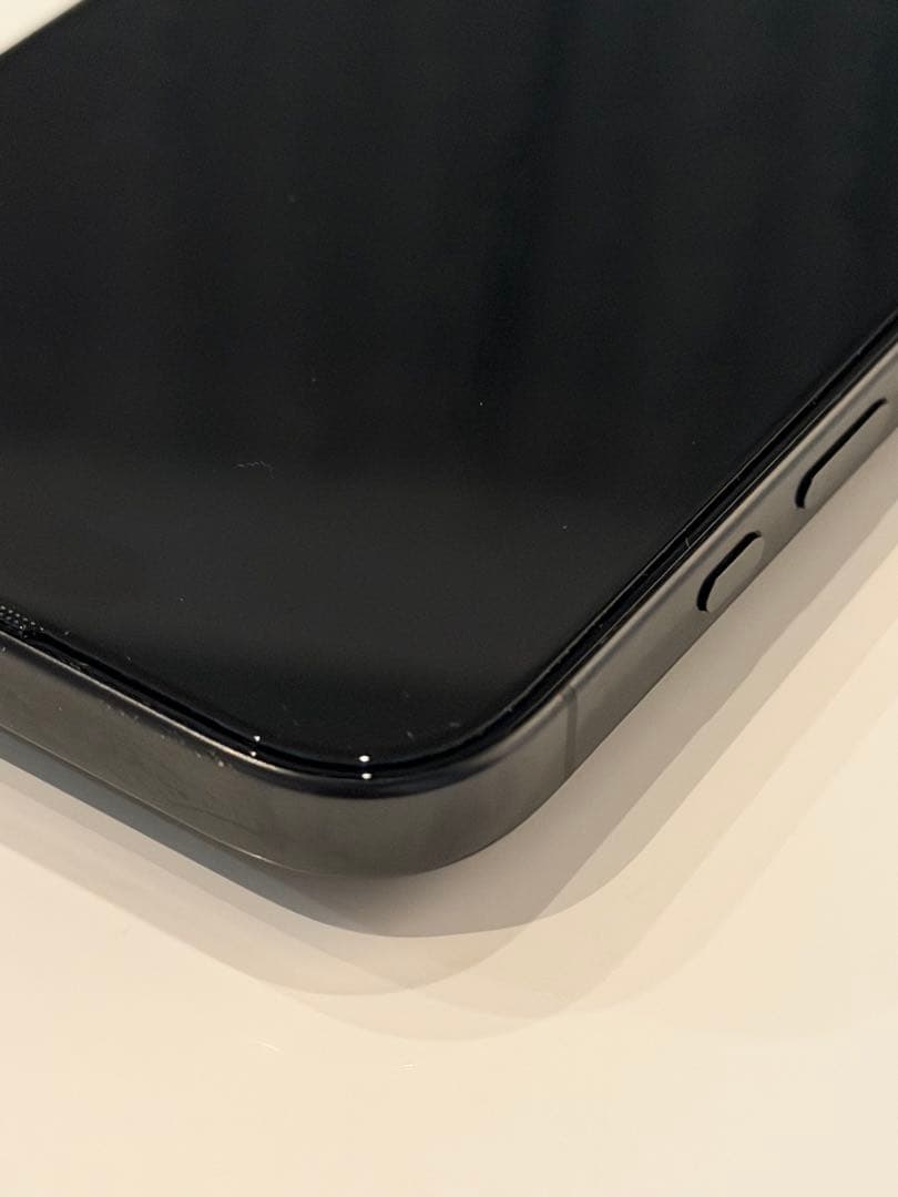 iPhone 16 Pro 256gb 画面上部小傷有り　ブラックチタン