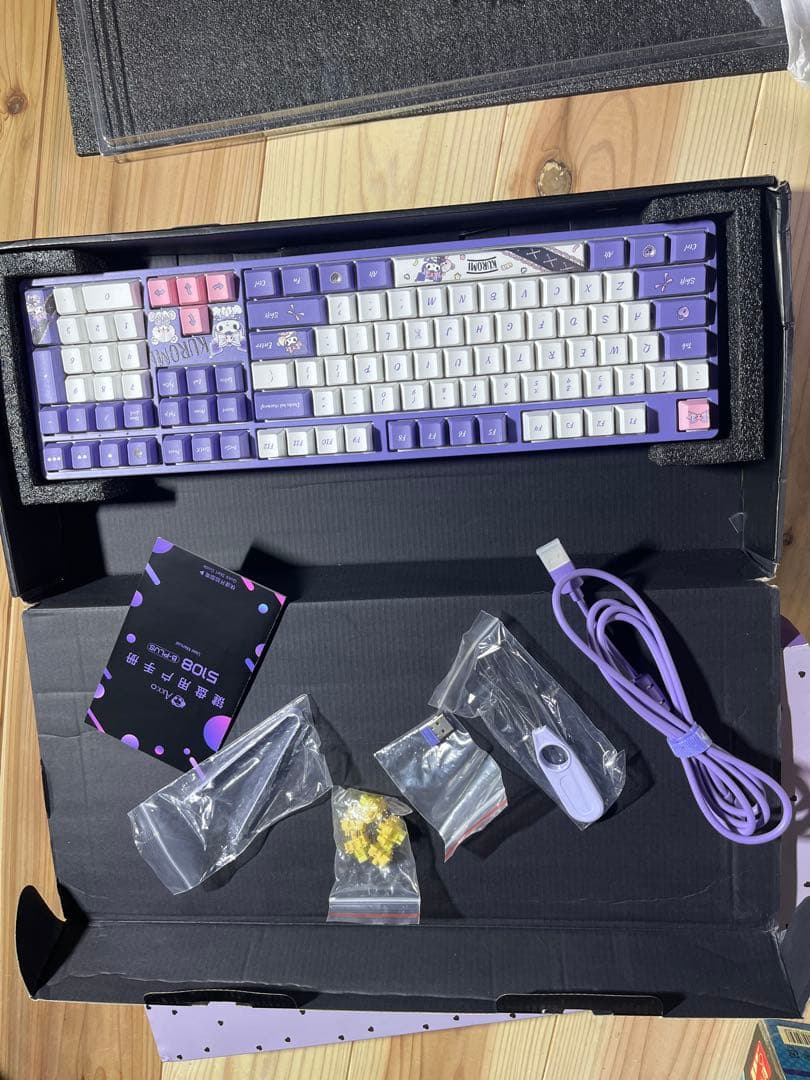 入手困難　KUROMI キーボード パープル/ホワイト