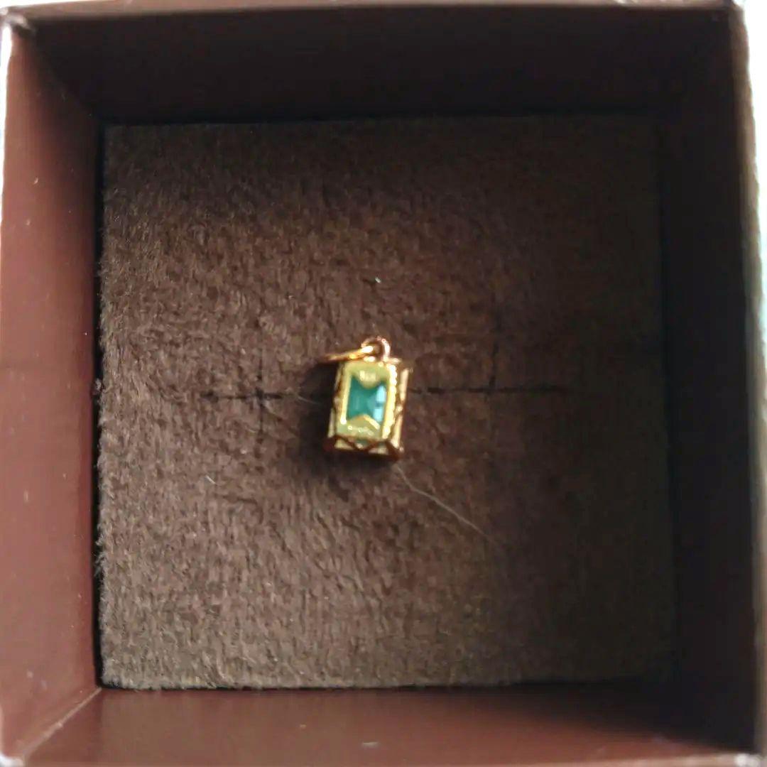 agete エメラルドチャーム