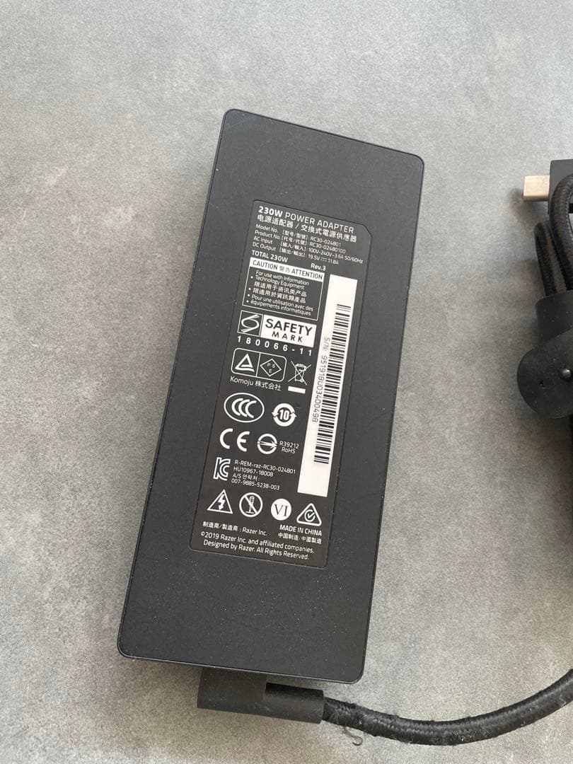 Razer 230W 電源アダプター