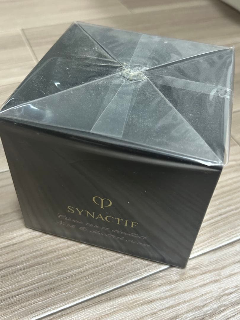 クレドポーボーテ　シナクティフ　クレームクーエデコルテ　新品未使用品