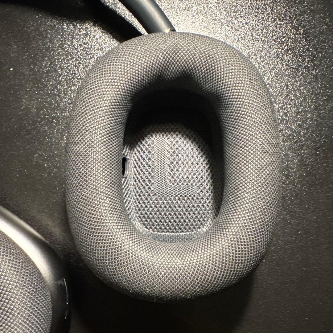 AirPods Max スペースグレイ　英雄巨人タイタス