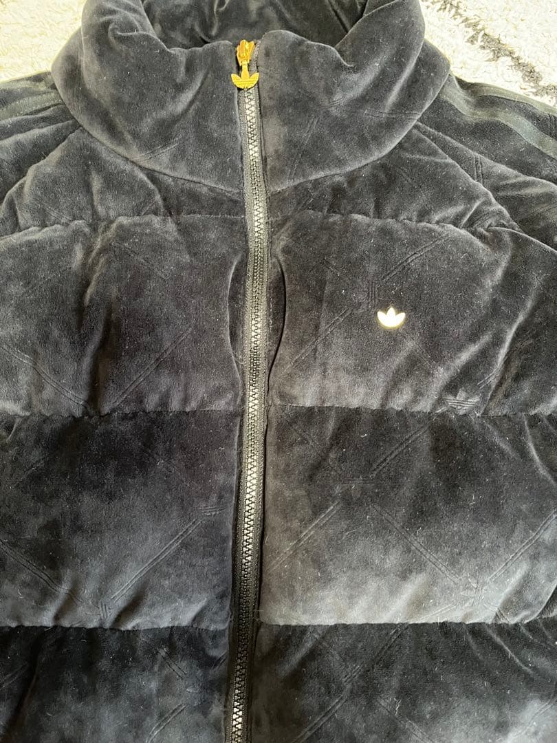 アディダス トレフォイル ブラックダウンジャケット ゴールドロゴ