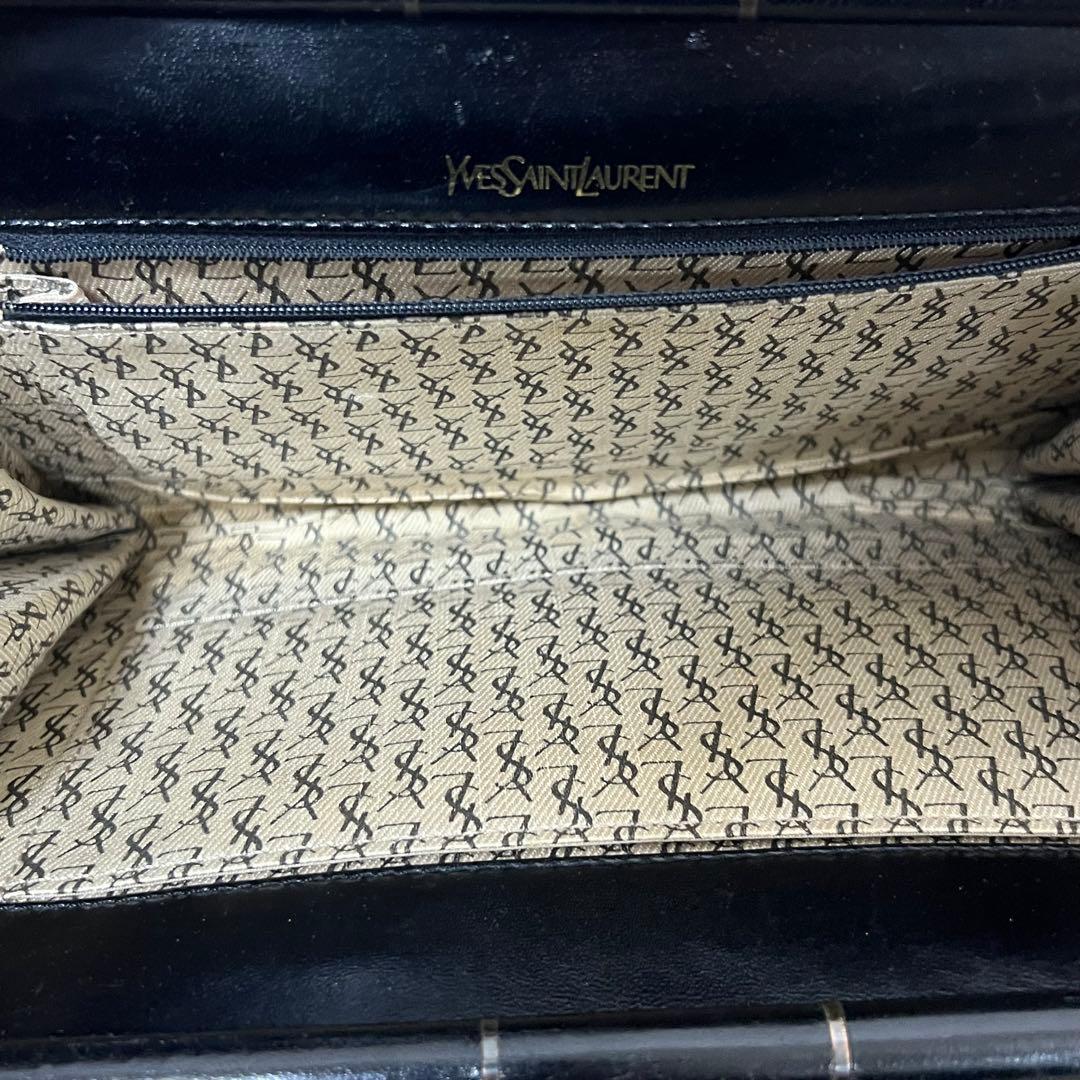 美品 イヴサンローラン Vステッチ クラッチバッグ カサンドラロゴ レザー 黒色