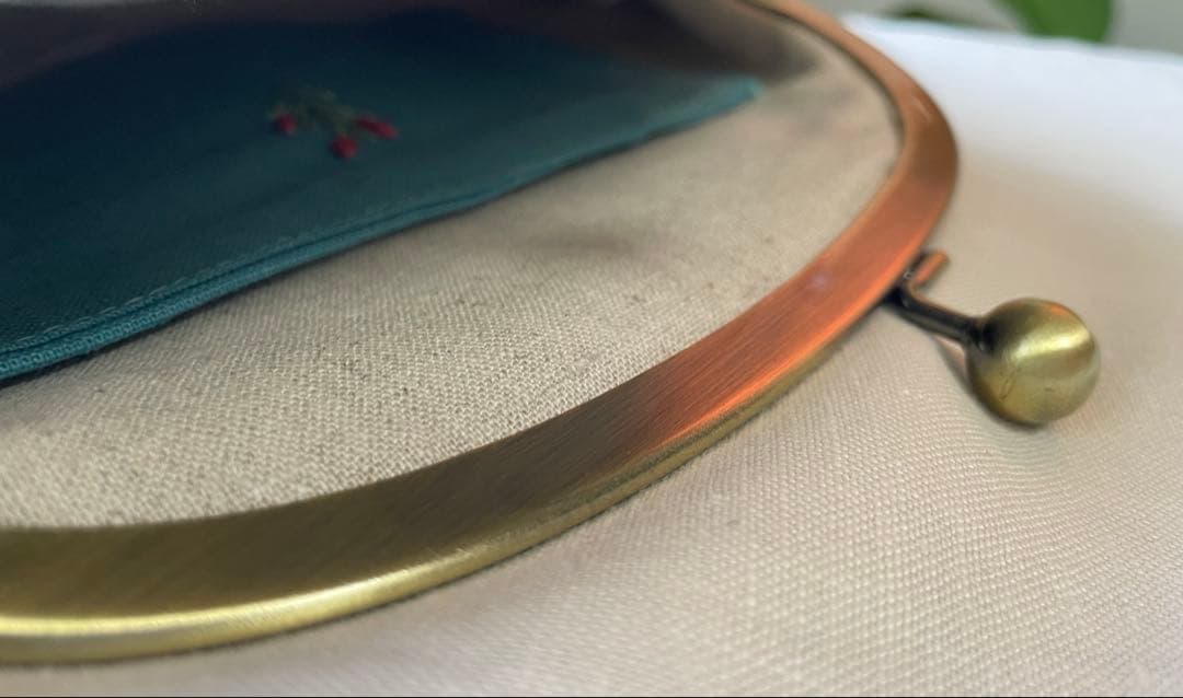 刺繍がま口ポーチバッグ　くすみカラーのガーデン　ハンドメイド