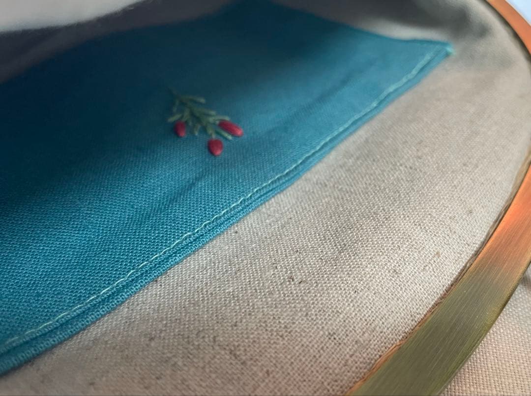 刺繍がま口ポーチバッグ　くすみカラーのガーデン　ハンドメイド