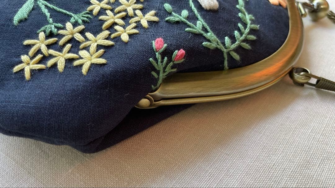 刺繍がま口ポーチバッグ　くすみカラーのガーデン　ハンドメイド