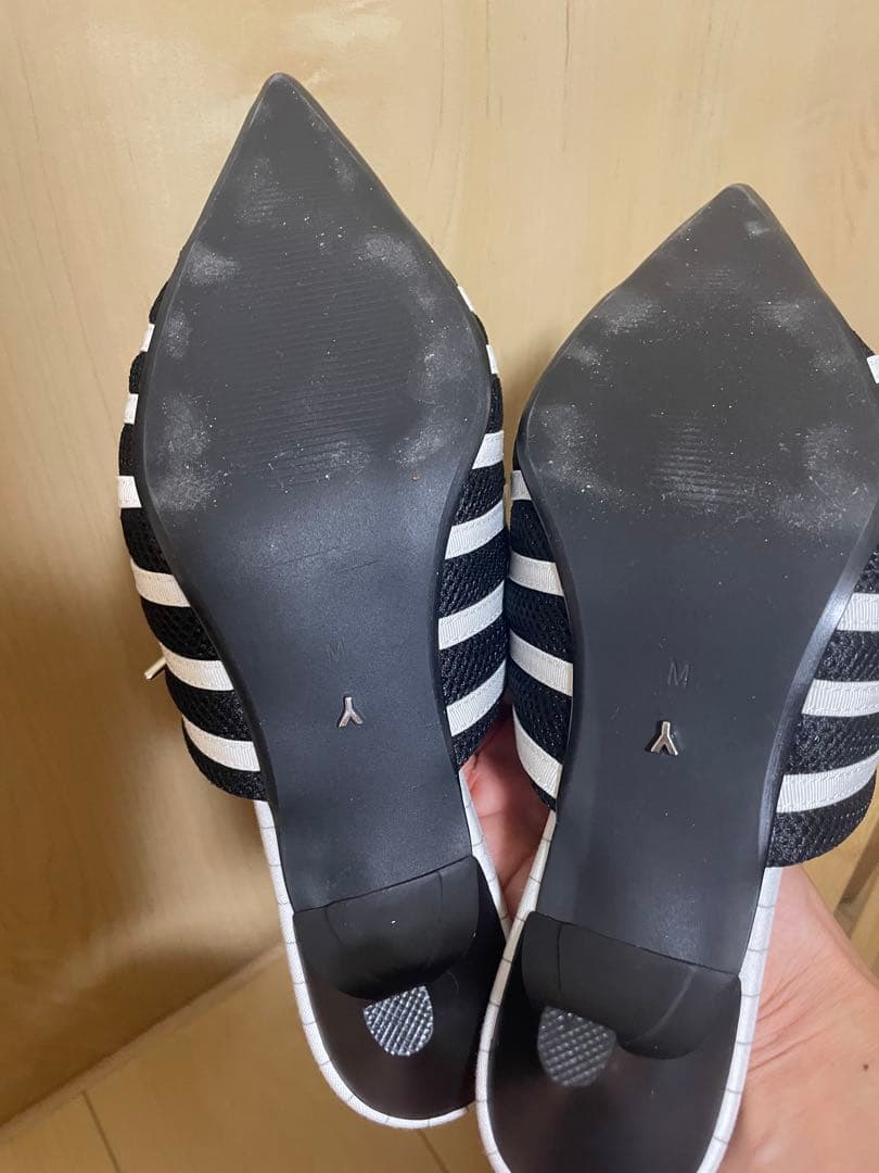 YELLO ブラック ポインテッドトゥ ミュール M