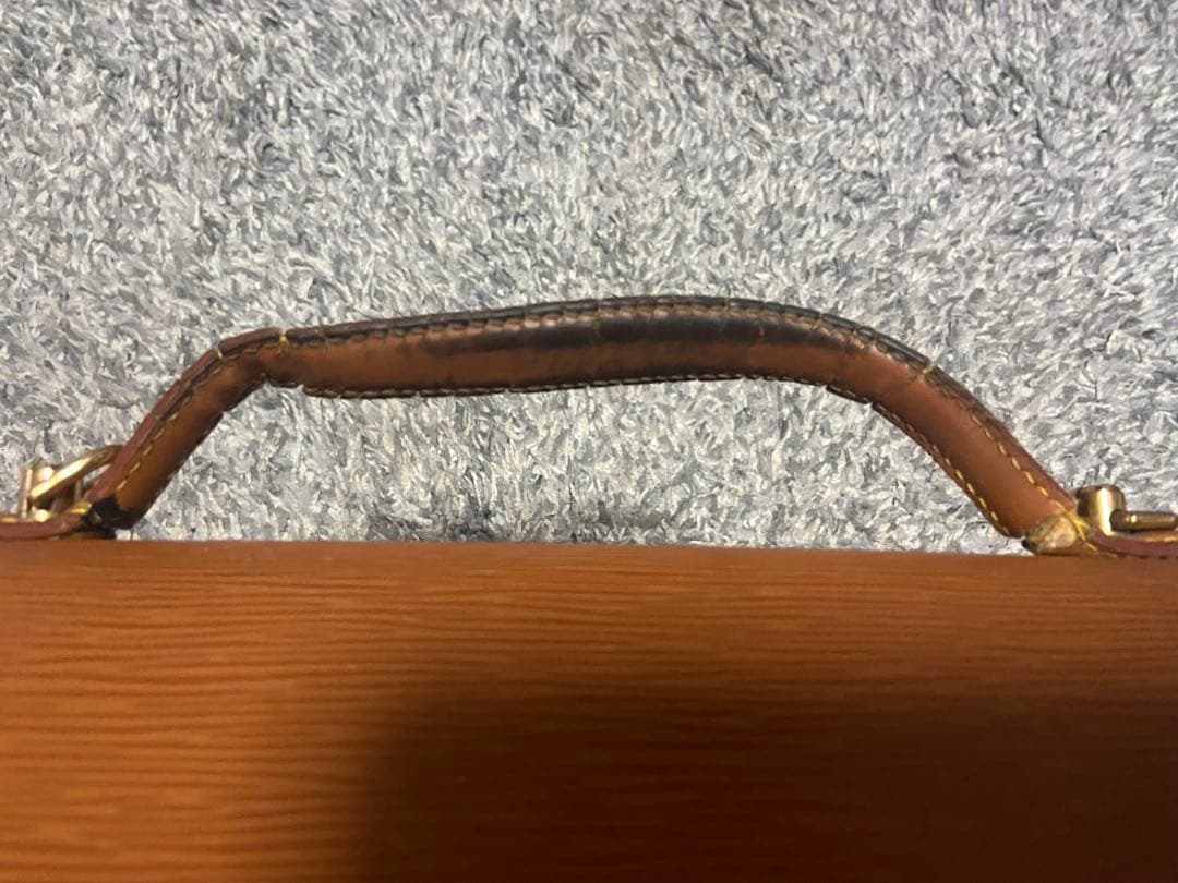 ルイヴィトン エピ モンソー 中古バック