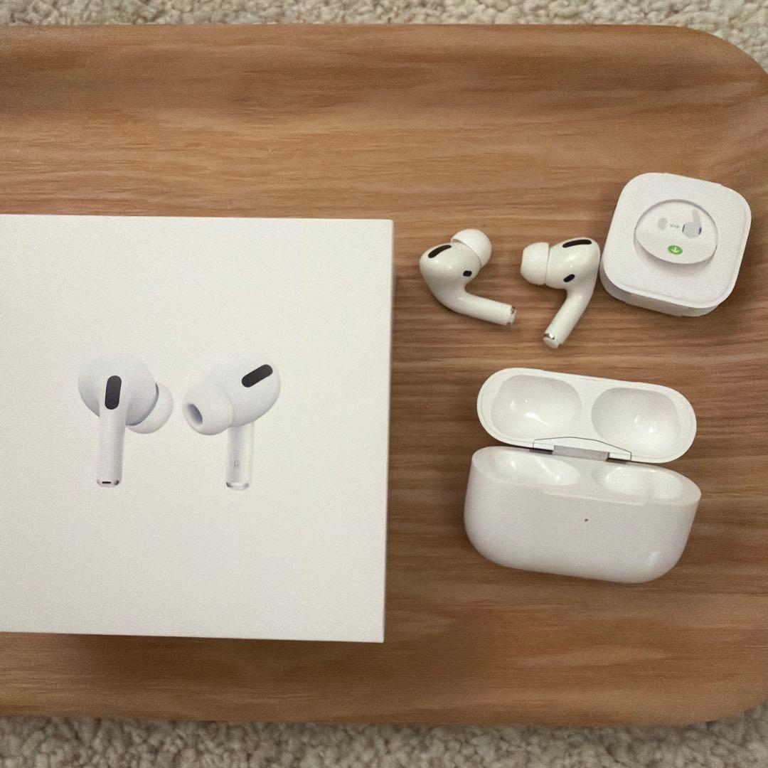 AirPods Pro 本体と充電ケース