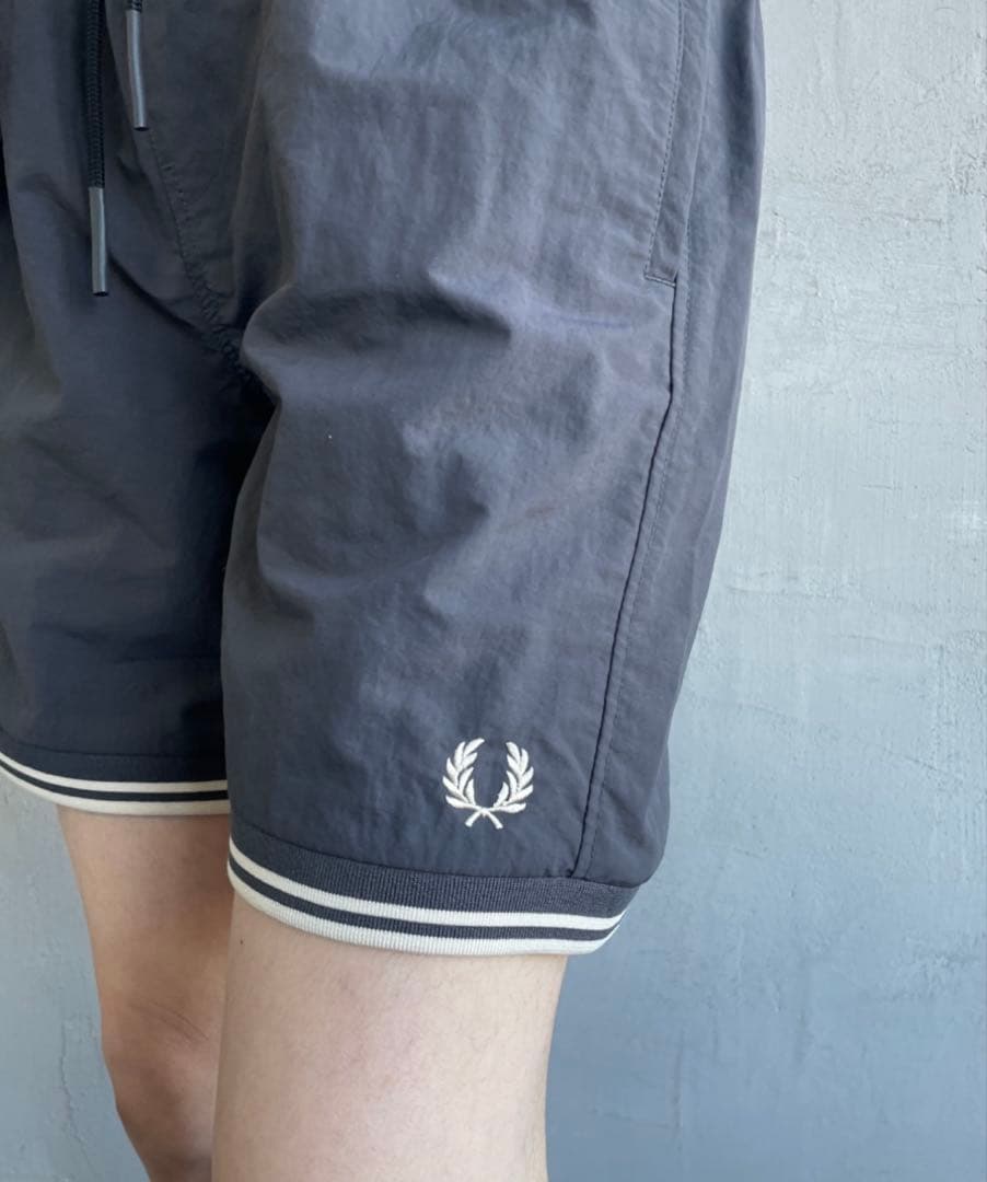 FRED PERRY　別注 ワンポイントロゴ刺繍ショートパンツ
