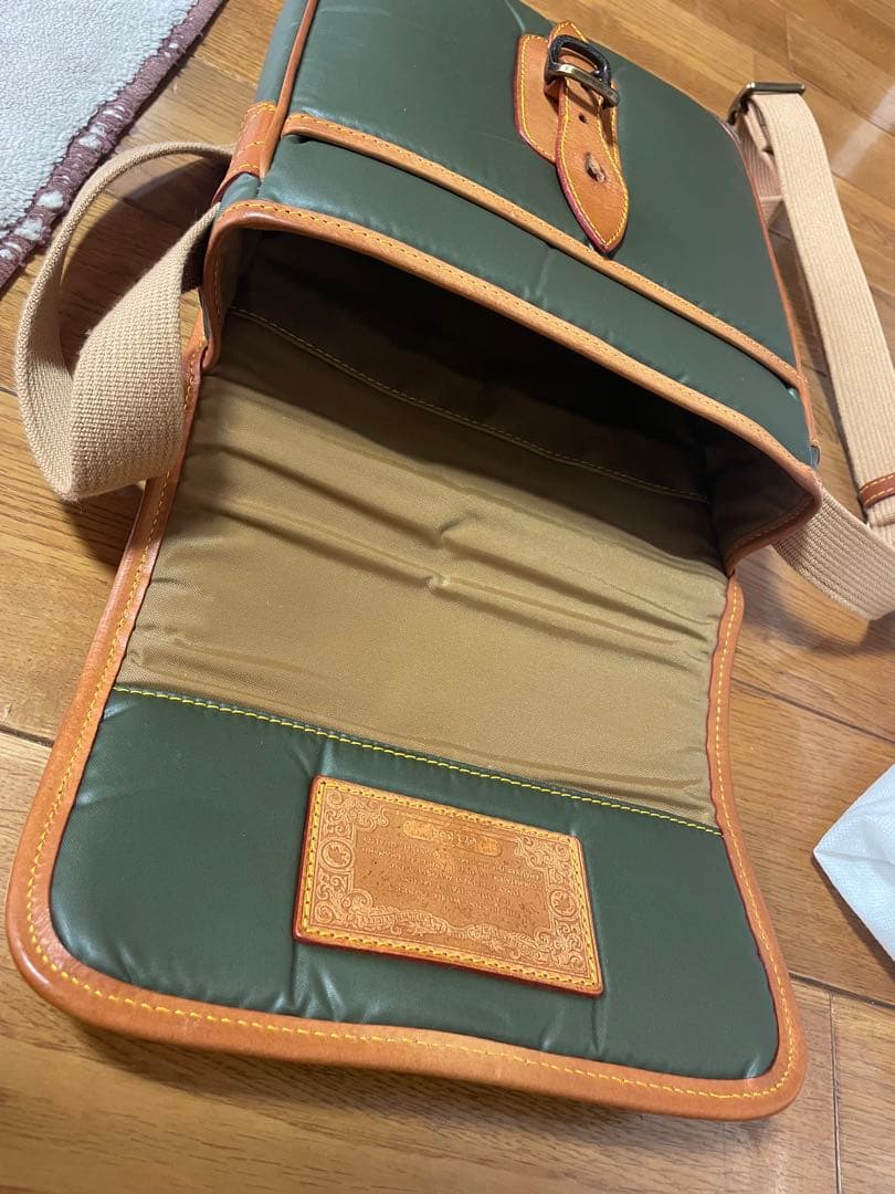 ハンティングワールド グリーン バチュー ショルダーバッグ