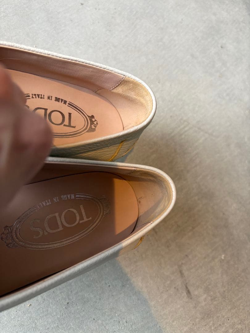 TOD'S フリンジ付きホワイトローファー