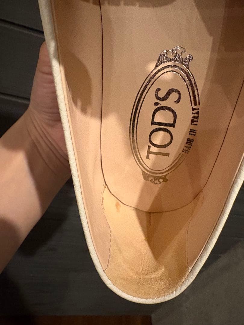 TOD'S フリンジ付きホワイトローファー