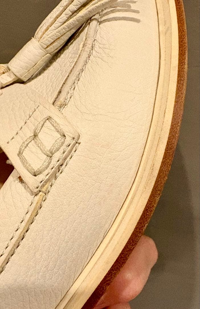 TOD'S フリンジ付きホワイトローファー