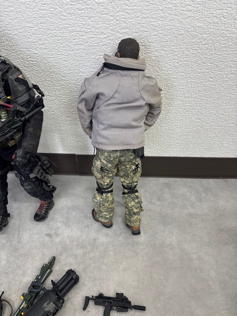 カ*ン様 1/6スケール ミリタリーフィギュア 2体セット フル装備 武器大量