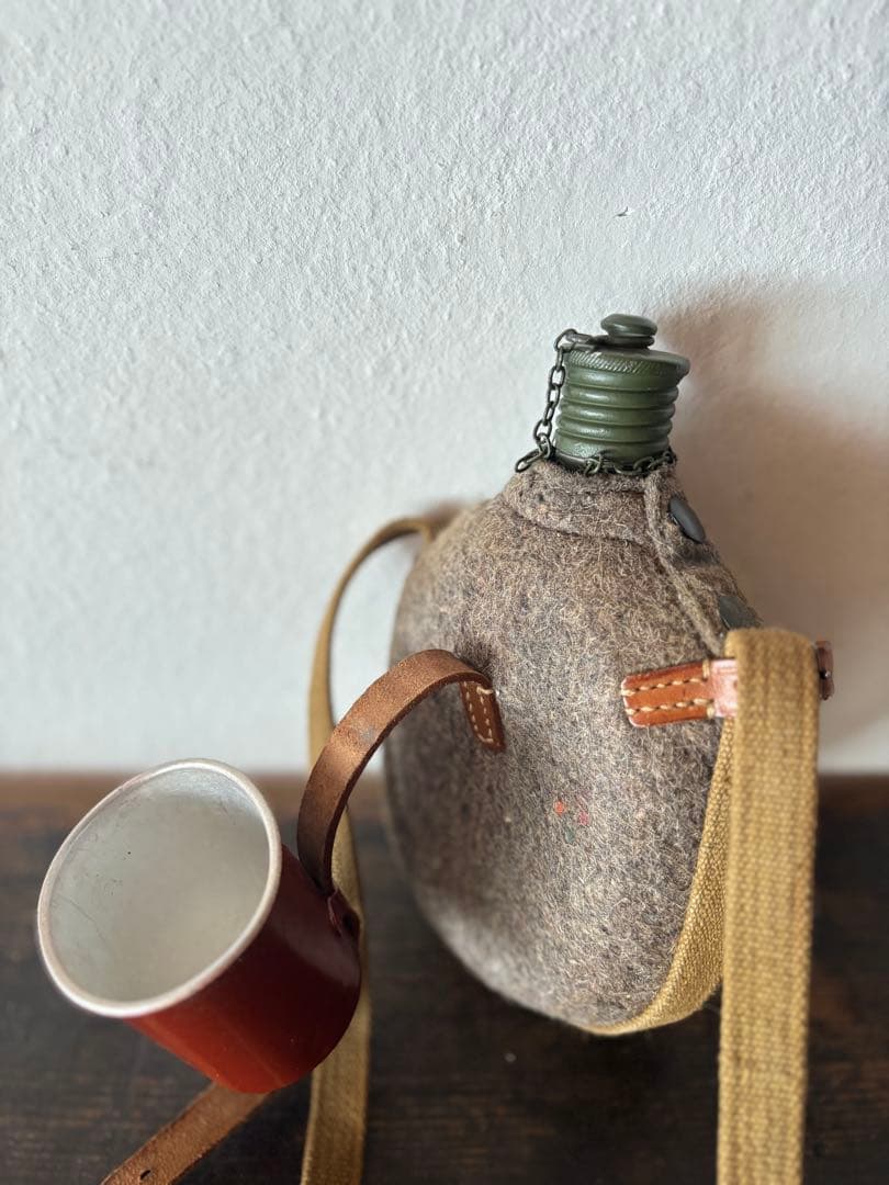 アンティーク　水筒 赤いカップ付き