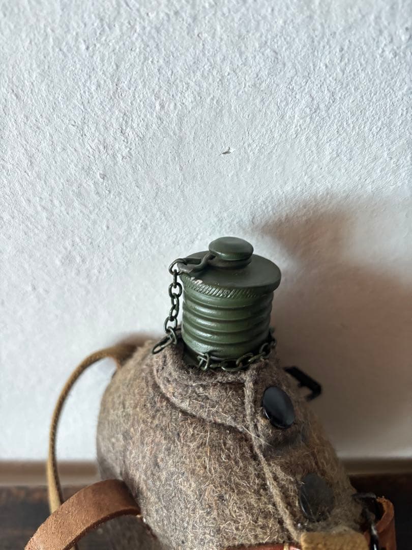 アンティーク　水筒 赤いカップ付き