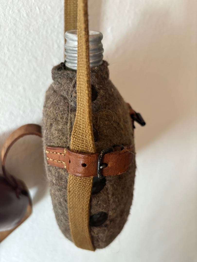 アンティーク　水筒 赤いカップ付き