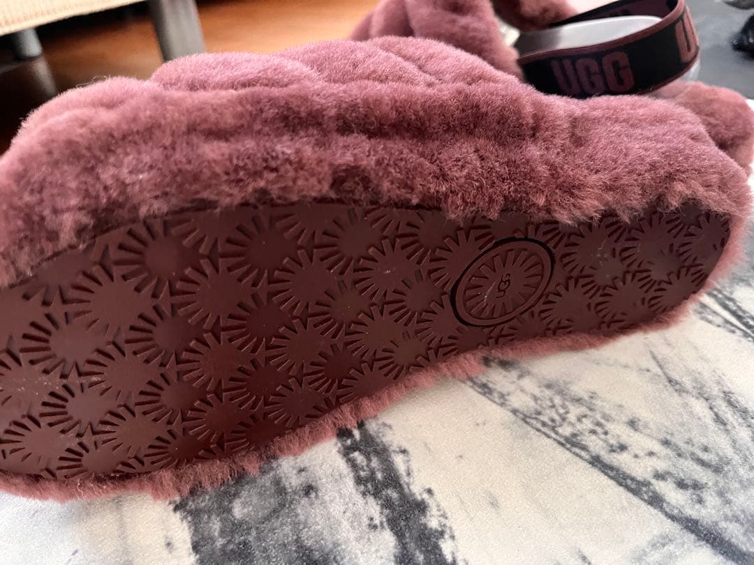 くろUGGアグフラットフライヤーサンダル