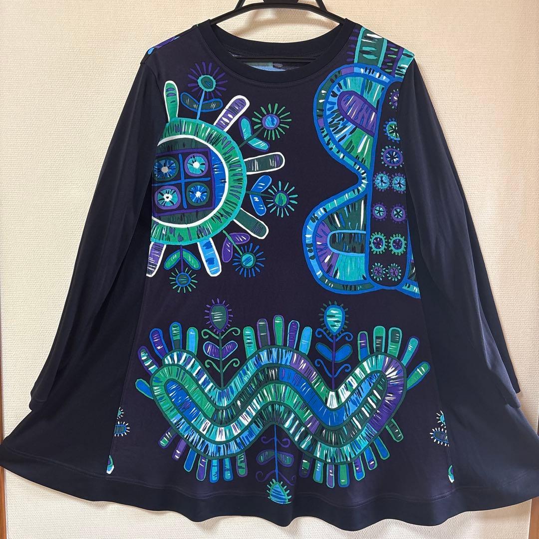 『未使用に近い』⭐️トクコプルミエヴォル⭐️黒地に幾何学模様の素敵な長袖チュニック❣️