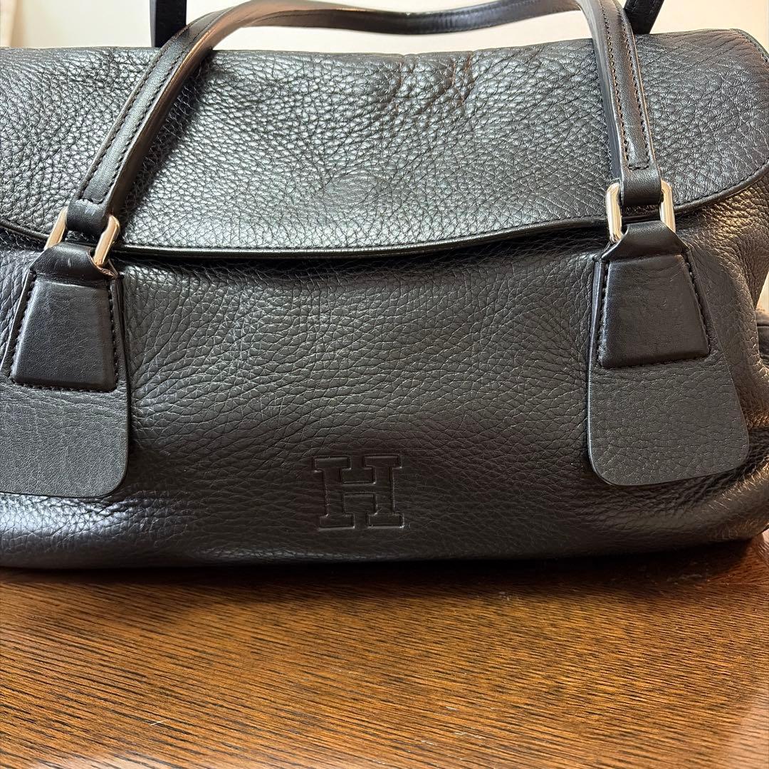 黒いレザーハンドバッグ ロゴ入り