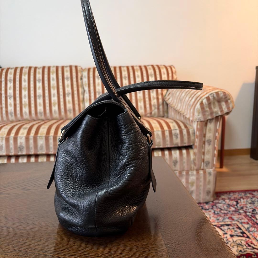 黒いレザーハンドバッグ ロゴ入り