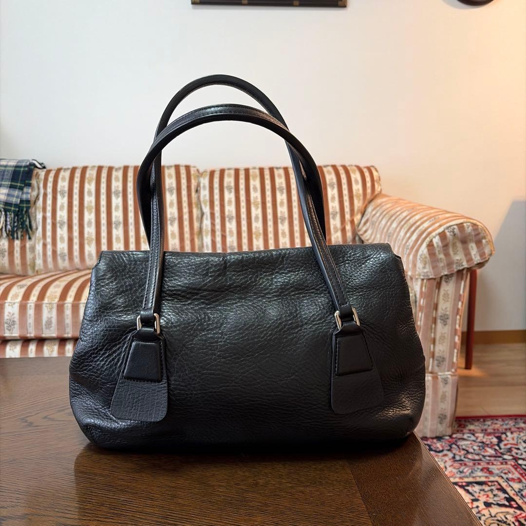 黒いレザーハンドバッグ ロゴ入り