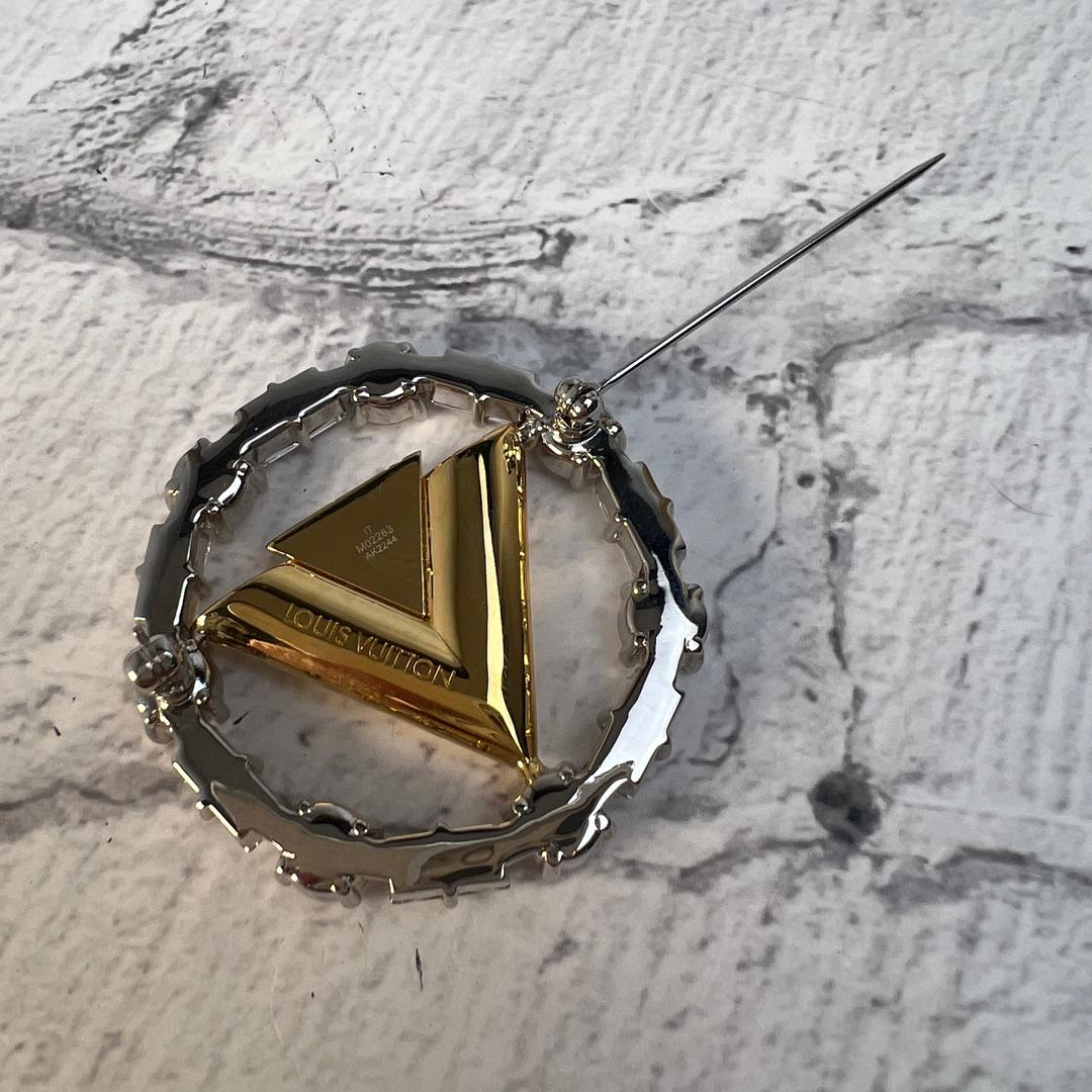 LOUIS VUITTON Vフォーストーン ブローチA-10095