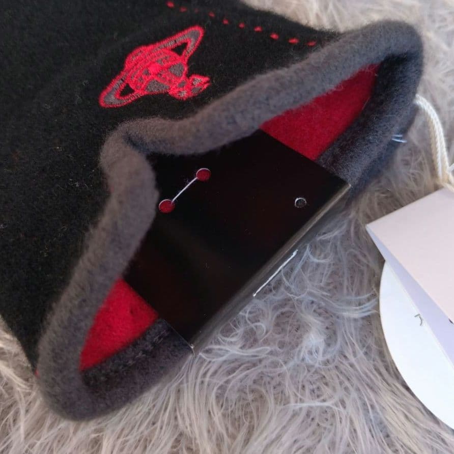 ヴィヴィアン ウエストウッド アクセサリーのオーガニックウールのスリット手袋