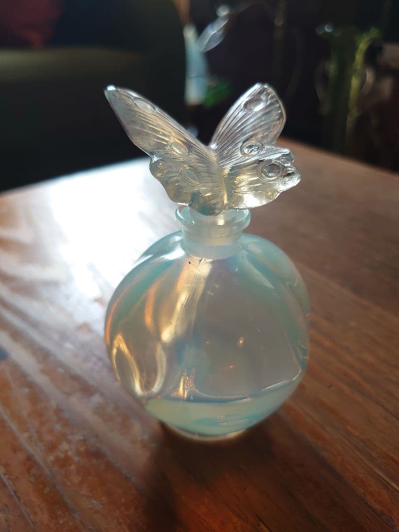 フランス1930s'オパールセント「蝶のパフィームボトル」香水瓶