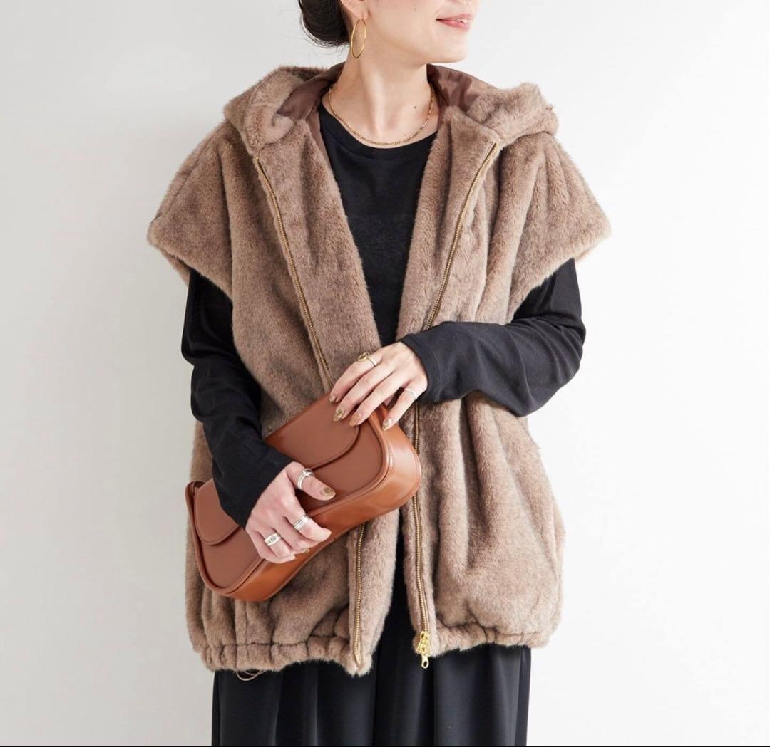 B.C STOCK フード付ミンク調ベスト