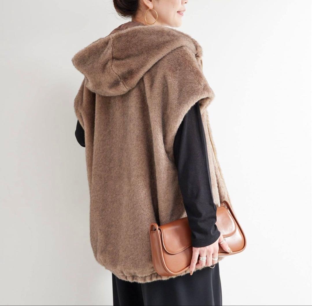 B.C STOCK フード付ミンク調ベスト