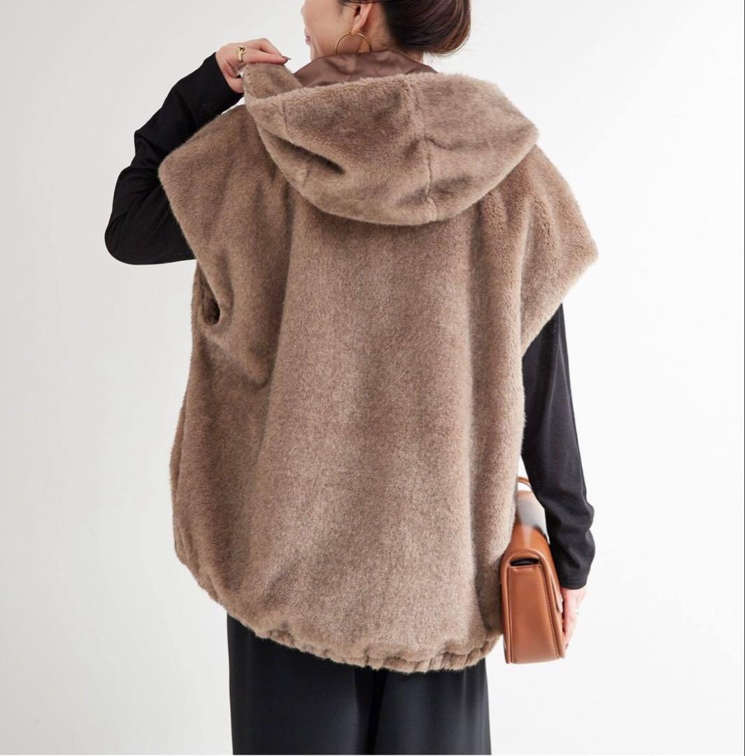 B.C STOCK フード付ミンク調ベスト