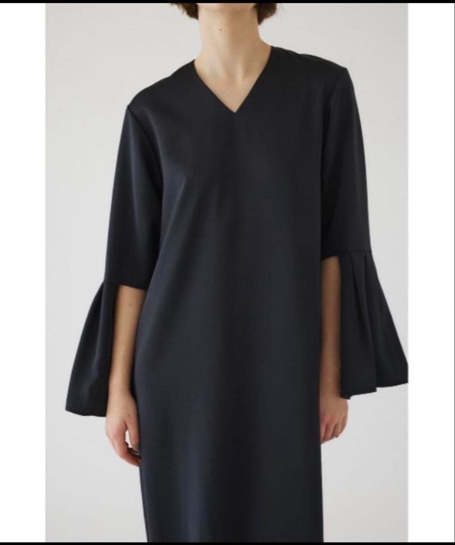 RIM.ARK黒いロングワンピース Vネック フレアスリーブ