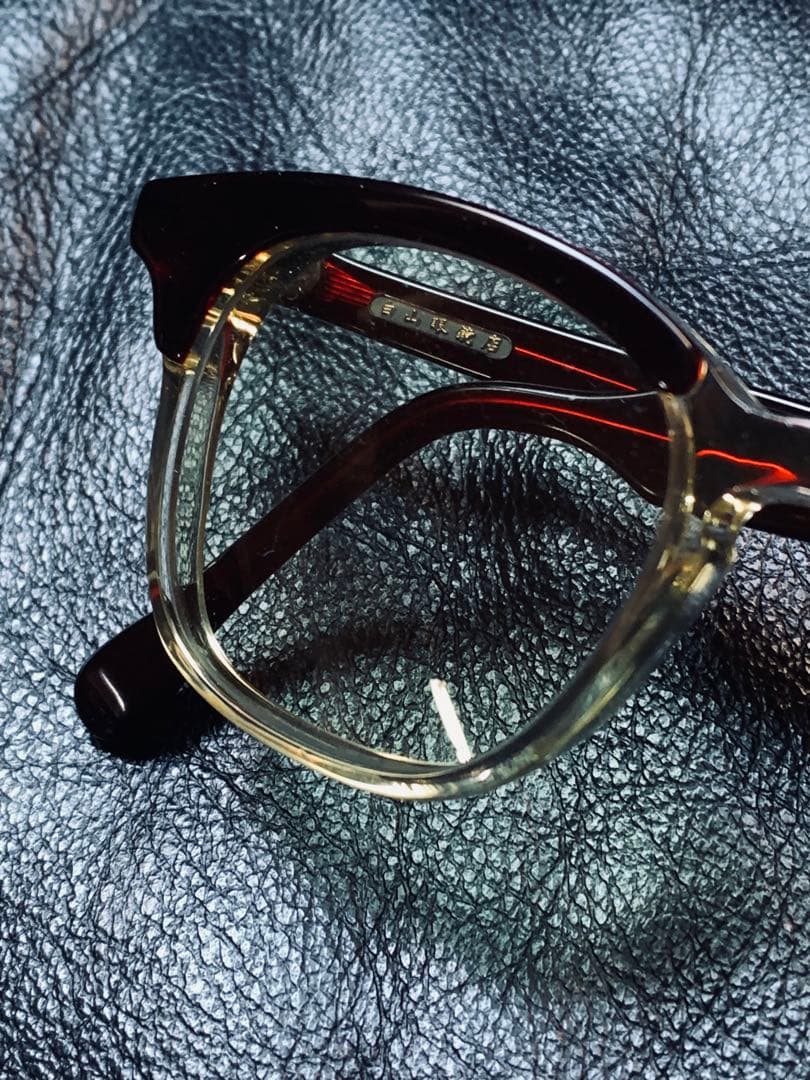 白山眼鏡「POST 」　ボルドー&キハク色の色気立つコンビフレーム