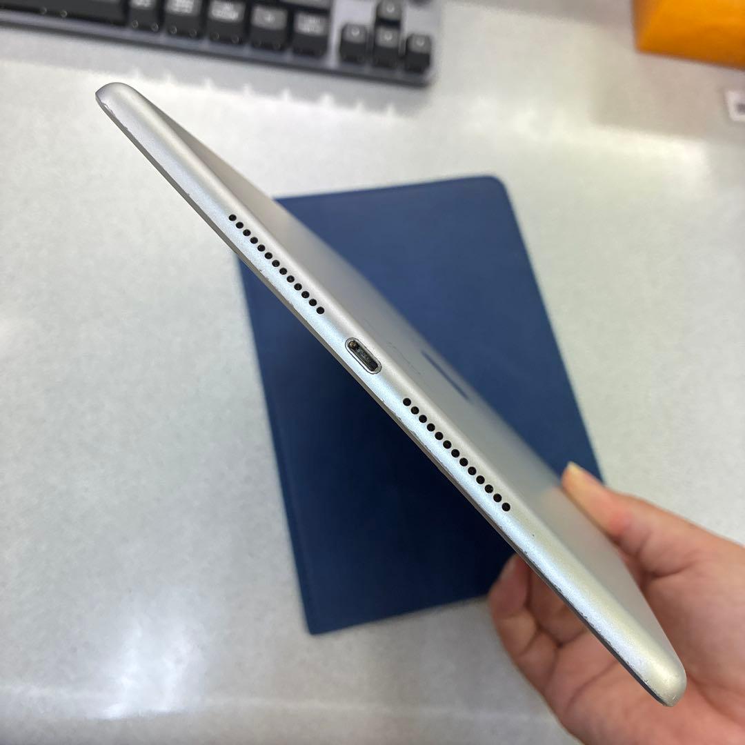 Apple iPad 8世代　シルバー