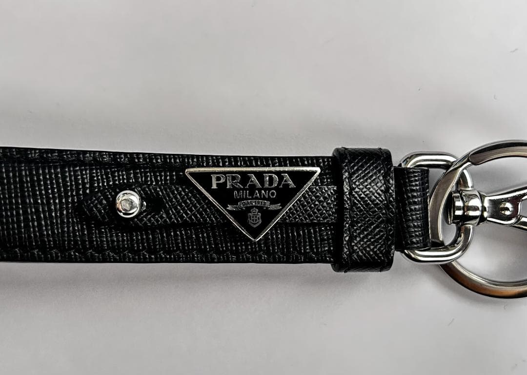 PRADA プラダ キーホルダー 三角ロゴ レザー ブラック