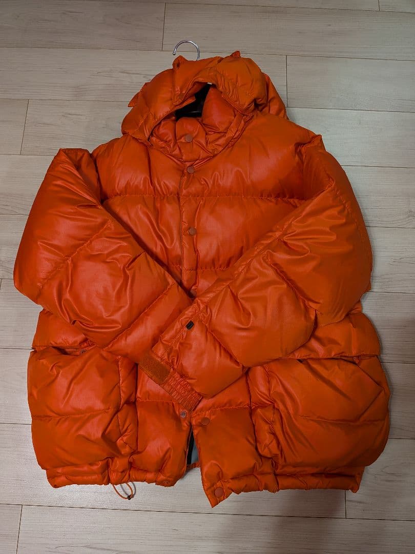 オレンジ フード付き ダウンジャケット
