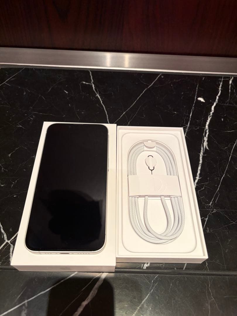 【美品】iPhone16e ホワイト 256GB