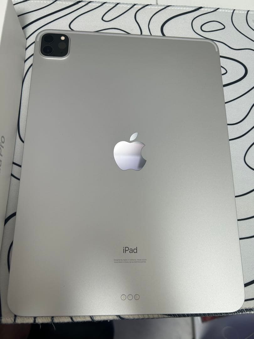 【特価】iPad pro 2世代 11インチシルバー　128GB 充電容量90%