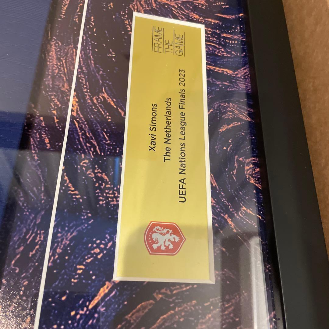 シャビシモンズ直筆サイン入りユニ(額縁付)Xavi Simons証明書