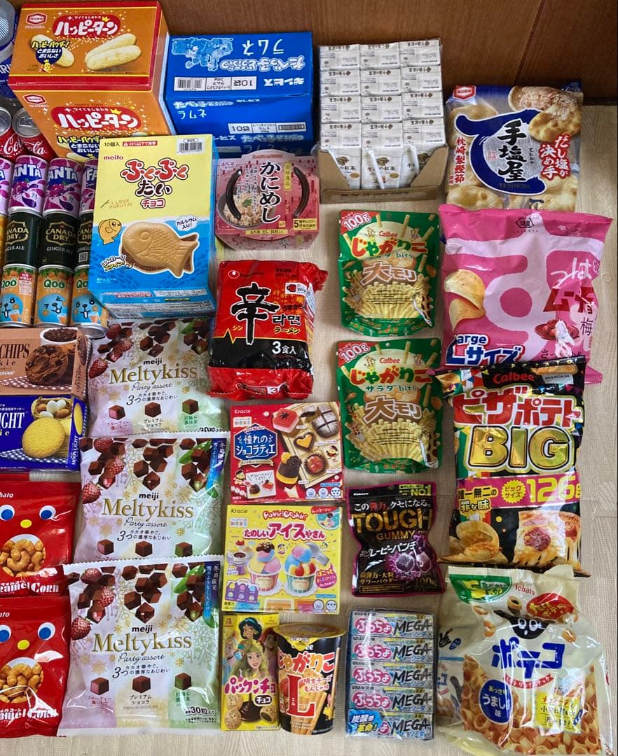 ①大容量お菓子詰め合わせ(16,000円相当)