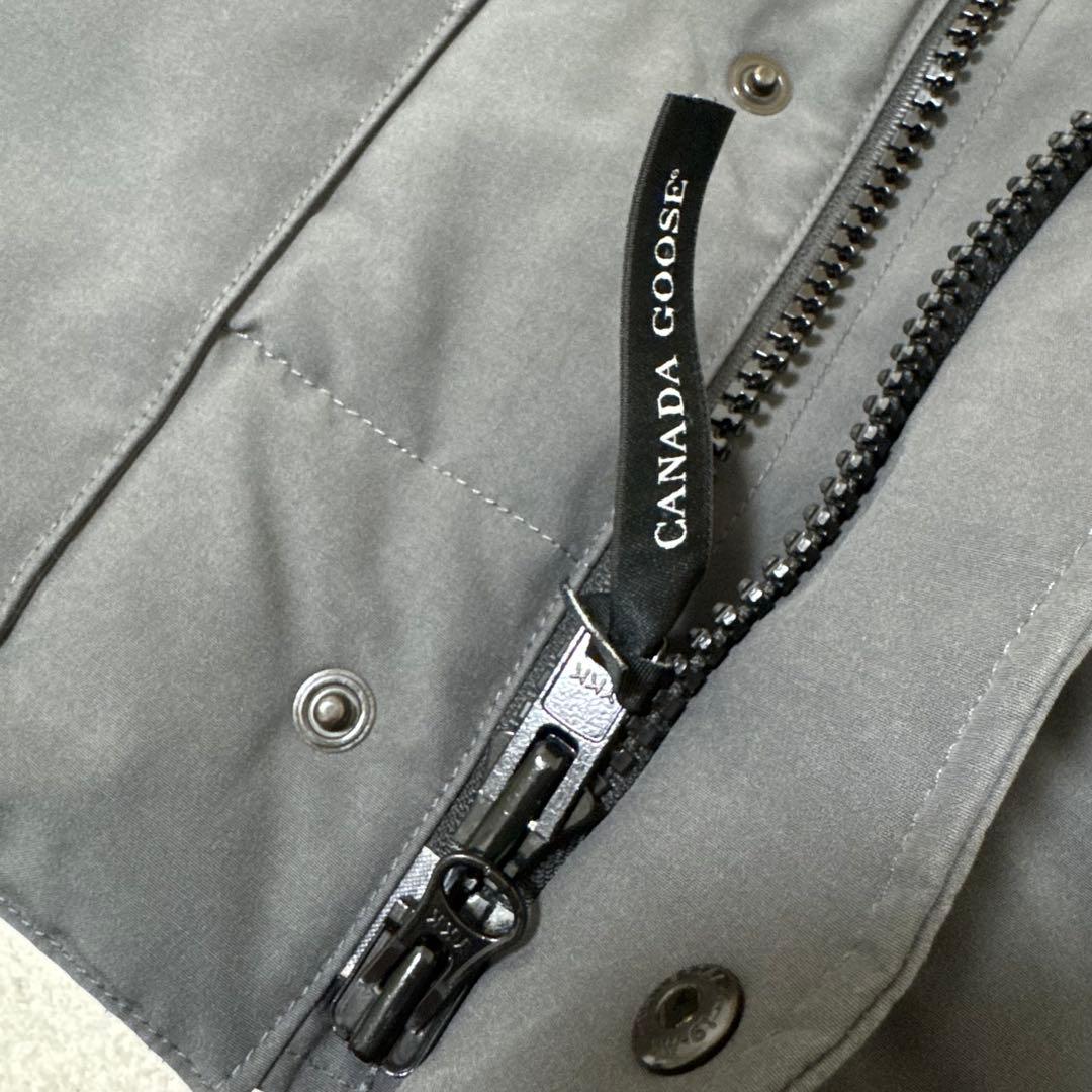 美品✨カナダグース　グレー　ダウンベスト　Mサイズ ロゴマーク　メンズ