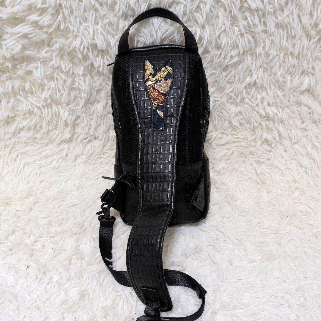 絡繰魂 抜刀娘 型押し ショルダーバッグ 刺繍 ブラック