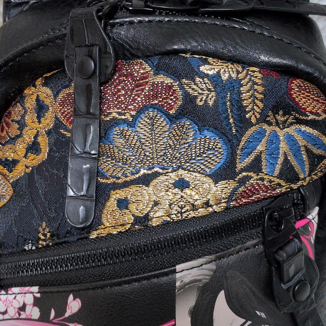 絡繰魂 抜刀娘 型押し ショルダーバッグ 刺繍 ブラック