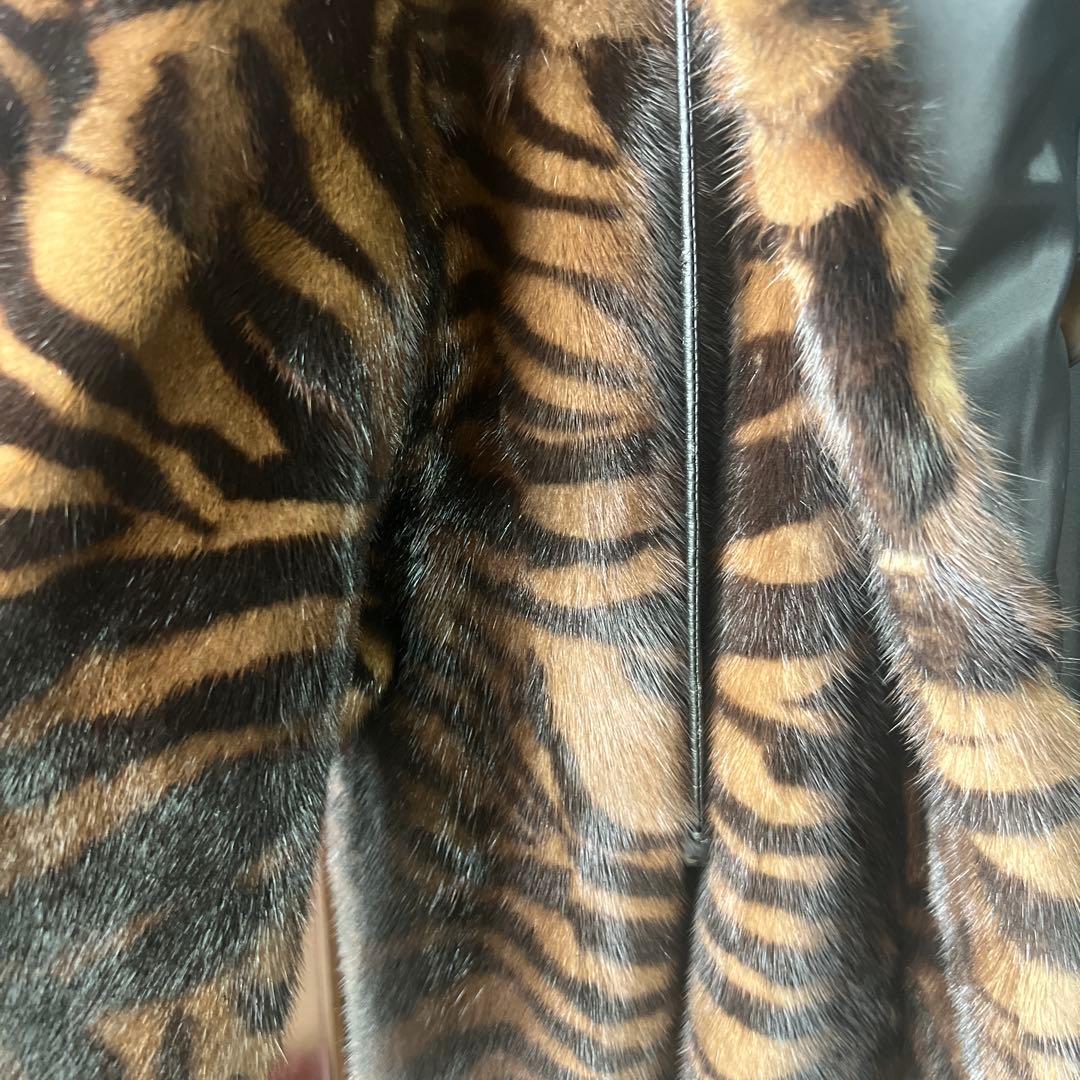 茶色と黒のストライプファーコート