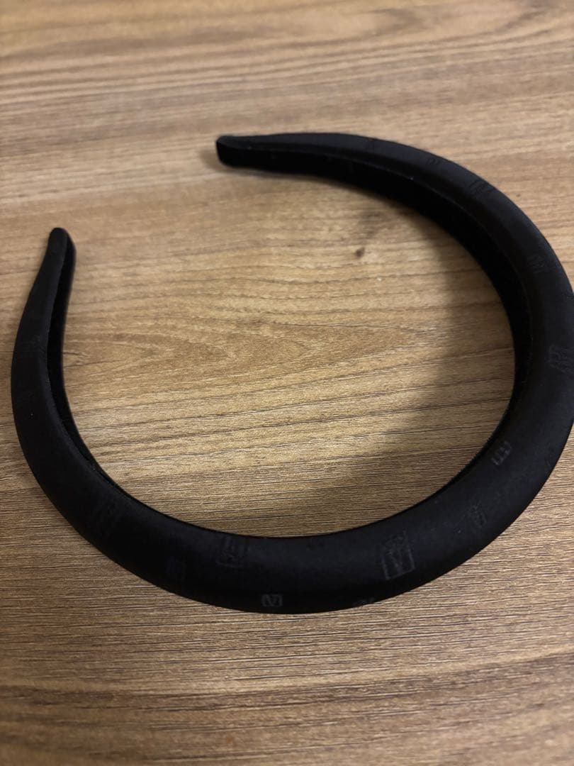 【美品】アレクサンドルドゥパリ　サテン　カチューシャ　ブラック　ロゴ