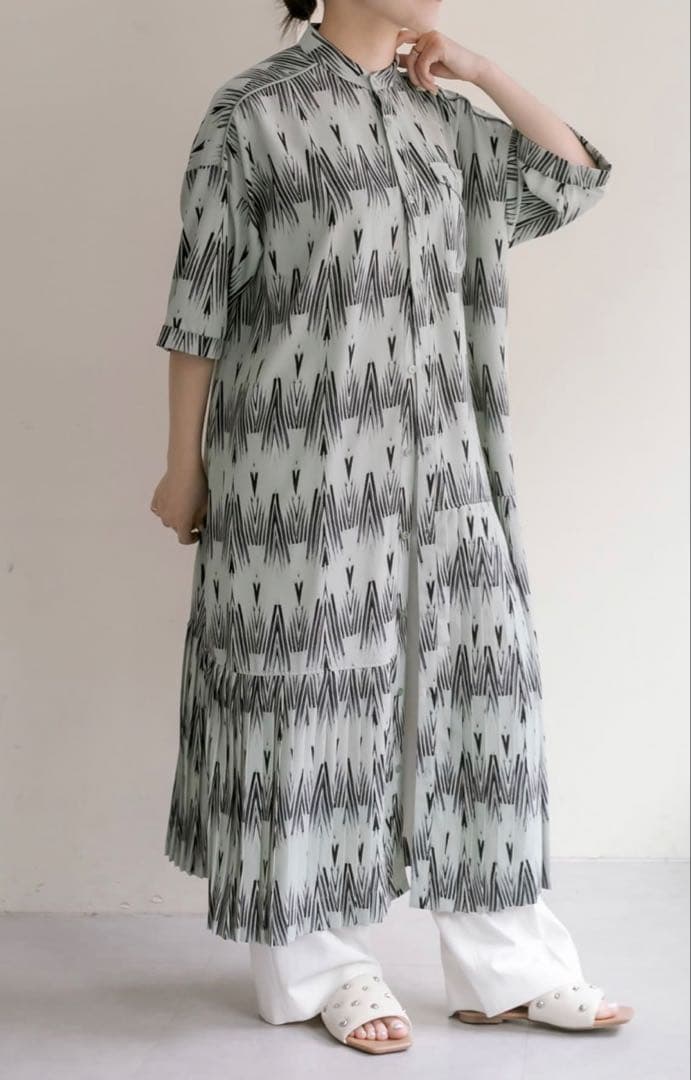 【美品】イアパピヨネ 七分袖アンダープリーツ柄プリントワンピース