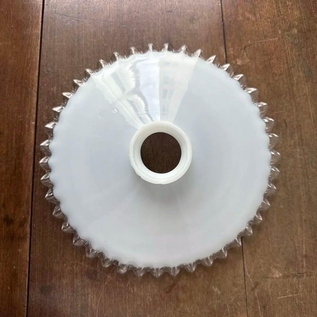 フランスアンティーク　ミルクガラスシェード　フリルシェード　ランプシェード